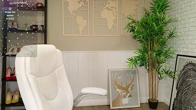 Snapshot of LadyLeea chatting on October 2, 3:46 am LadyLeea online show from October 2, 3:46 am