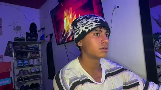 Snapshot of _Billowy_ chatting on December 19, 1:12 am Billowy online show from December 19, 1:12 am