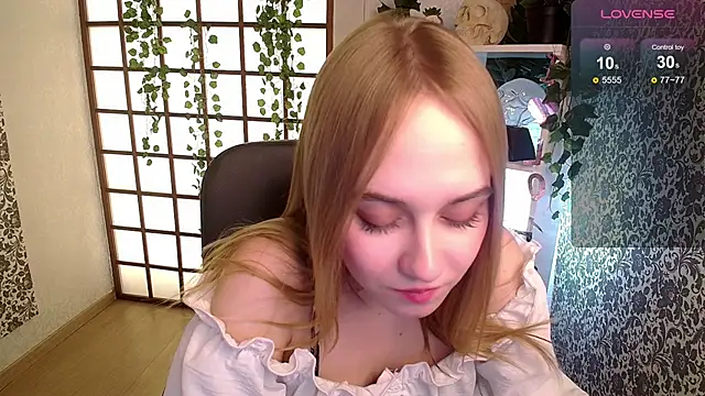 Snapshot of LianaBright chatting on December 12, 5:10 am LianaBright online show from December 12, 5:10 am