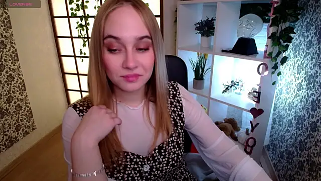 Snapshot of LianaBright chatting on December 17, 2:33 am LianaBright online show from December 17, 2:33 am