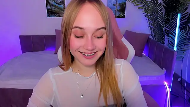 Snapshot of LianaBright chatting on March 6, 11:47 am LianaBright online show from March 6, 11:47 am