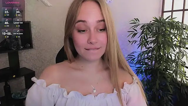 Snapshot of LianaBright chatting on March 13, 12:13 pm LianaBright online show from March 13, 12:13 pm