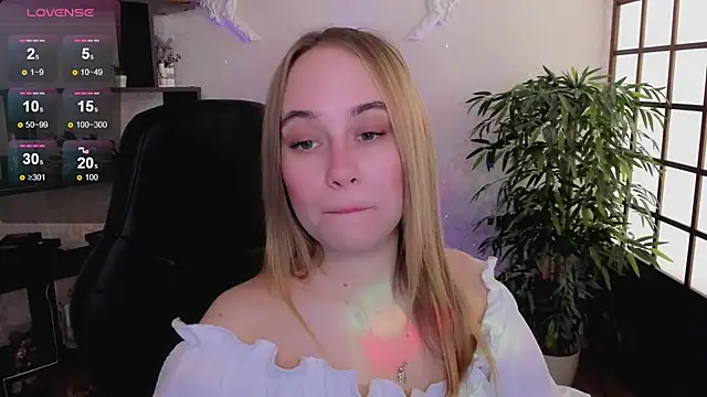 Snapshot of LianaBright chatting on March 23, 2:15 am LianaBright online show from March 23, 2:15 am