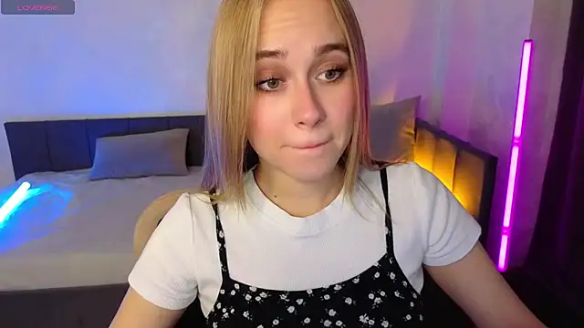 Snapshot of LianaBright chatting on September 18, 2:13 am LianaBright online show from September 18, 2:13 am