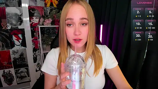 Snapshot of LianaBright chatting on October 9, 2:53 am LianaBright online show from October 9, 2:53 am