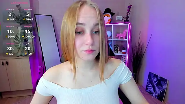 Snapshot of LianaBright chatting on April 25, 2:03 am LianaBright online show from April 25, 2:03 am