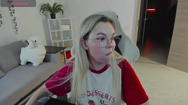 whoa-hoa-hoa-hoa-hoa online show from December 18, 5:41 pm