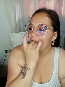 Snapshot of emily_sweet13 chatting on March 8, 10:13 pm emily sweet13 online show from March 8, 10:13 pm