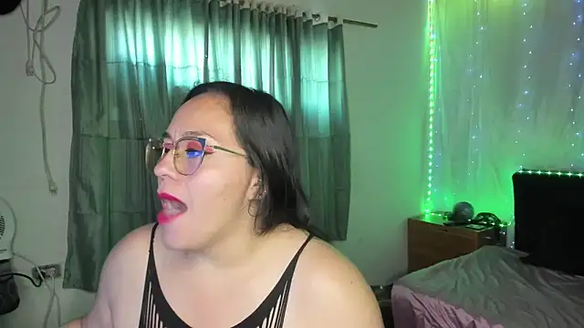 Snapshot of emily_sweet13 chatting on October 1, 12:33 pm emily sweet13 online show from October 1, 12:33 pm