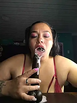 Snapshot of emily_sweet13 chatting on June 2, 1:40 am emily sweet13 online show from June 2, 1:40 am