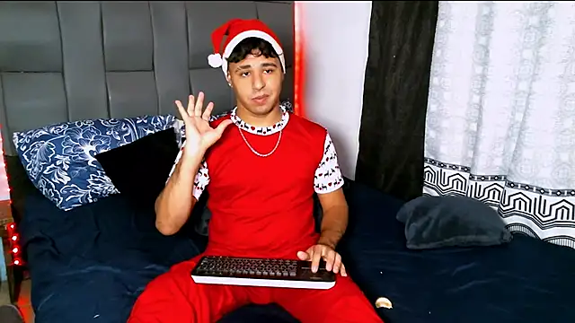 Snapshot of beautiful_james chatting on January 1, 11:07 pm beautiful james online show from January 1, 11:07 pm