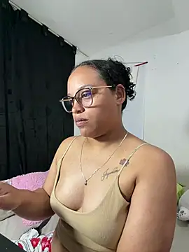 Snapshot of angela_angels_ chatting on May 24, 1:32 am angela angels online show from May 24, 1:32 am