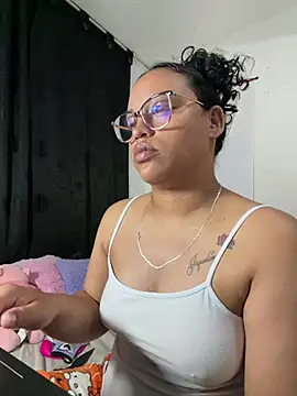 Snapshot of angela_angels_ chatting on June 1, 10:39 am angela angels online show from June 1, 10:39 am