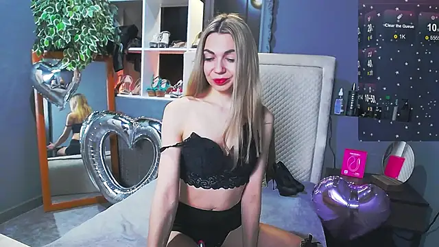 Snapshot of KiraNikson chatting on February 6, 2:49 am KiraNikson online show from February 6, 2:49 am