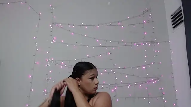 Nicol Love0 online show from March 14, 11:01 am