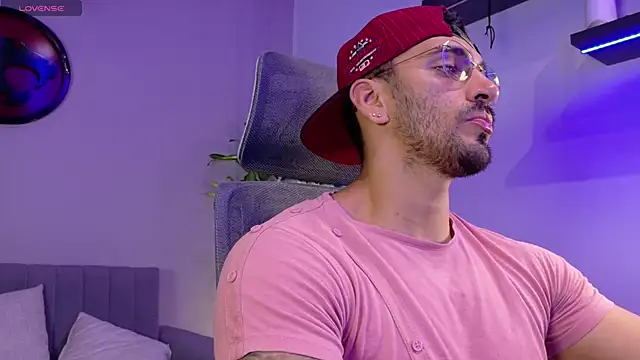 Snapshot of tony_muscle chatting on July 3, 7:20 pm tony muscle online show from July 3, 7:20 pm