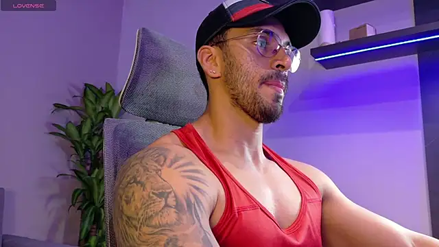 Snapshot of tony_muscle chatting on July 4, 7:09 pm tony muscle online show from July 4, 7:09 pm