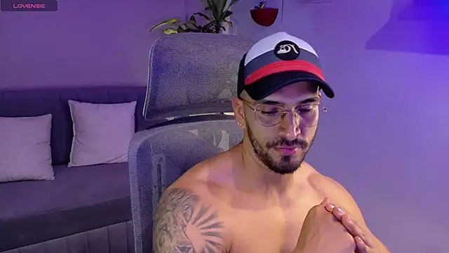 Snapshot of tony_muscle chatting on July 9, 7:07 pm tony muscle online show from July 9, 7:07 pm