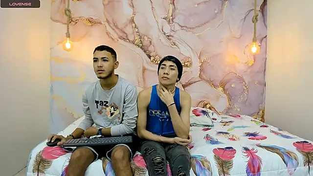 StrawwBoys online show from December 11, 8:18 pm