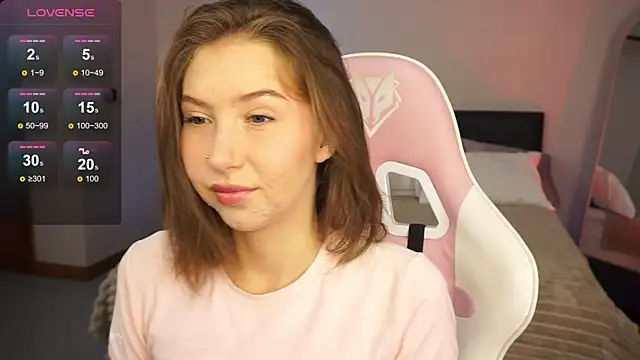 Snapshot of LinaSiren chatting on December 15, 3:24 am LinaSiren online show from December 15, 3:24 am