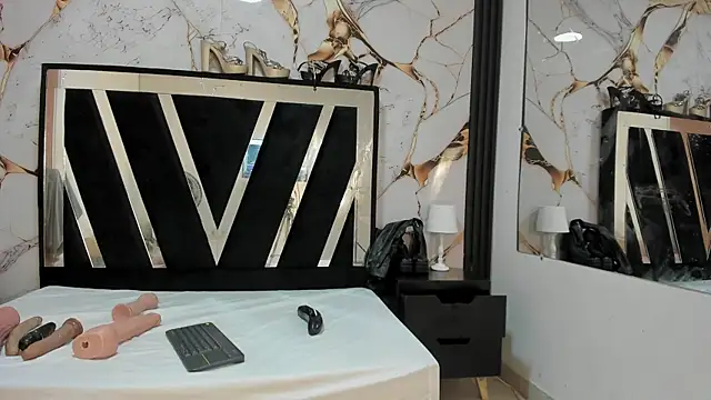 Snapshot of KarinaSimonz chatting on December 5, 8:27 pm KarinaSimonz online show from December 5, 8:27 pm