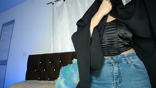 Sweet hot mia online show from February 25, 1:43 pm