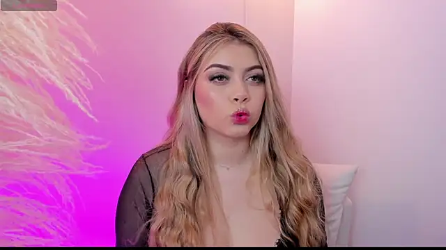 Snapshot of thaliafox_ chatting on February 19, 9:36 pm thaliafox online show from February 19, 9:36 pm