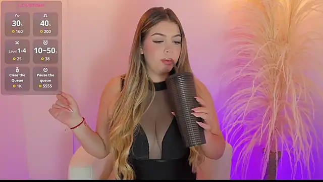 Snapshot of thaliafox_ chatting on September 24, 7:39 pm thaliafox online show from September 24, 7:39 pm