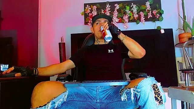 HannibalLester online show from April 11, 4:39 am