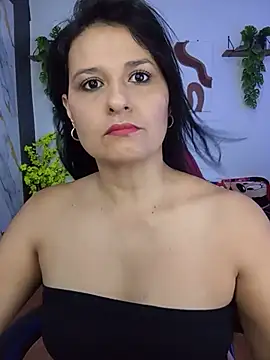 Snapshot of elena_jonees chatting on July 13, 5:27 pm elena jonees online show from July 13, 5:27 pm
