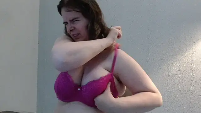 Snapshot of desiree1981 chatting on June 23, 9:07 am desiree1981 online show from June 23, 9:07 am