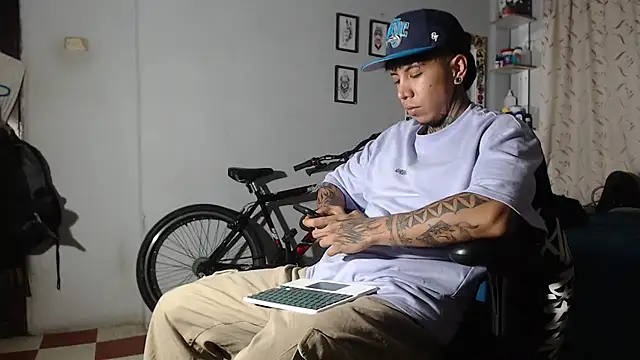 Nickhot0609 online show from February 4, 4:05 am