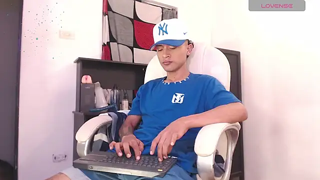 Snapshot of Edward_Milleer chatting on September 12, 11:26 pm Edward Milleer online show from September 12, 11:26 pm