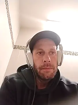 Snapshot of axelongshaft69 chatting on February 27, 3:23 pm axelongshaft69 online show from February 27, 3:23 pm