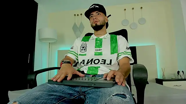 Snapshot of MattDevon chatting on December 1, 12:48 am MattDevon online show from December 1, 12:48 am