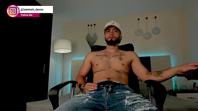 Snapshot of MattDevon chatting on December 4, 4:11 am MattDevon online show from December 4, 4:11 am