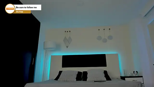 Snapshot of MattDevon chatting on December 18, 4:40 am MattDevon online show from December 18, 4:40 am