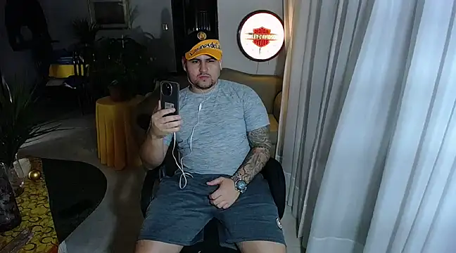 Snapshot of pitbullveryhot chatting on February 10, 9:58 am pitbullveryhot online show from February 10, 9:58 am