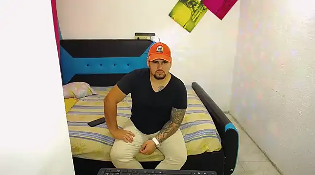 Snapshot of pitbullveryhot chatting on March 20, 2:29 am pitbullveryhot online show from March 20, 2:29 am