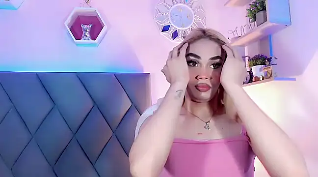 Snapshot of Hallyhott chatting on December 2, 12:29 pm Hallyhott online show from December 2, 12:29 pm