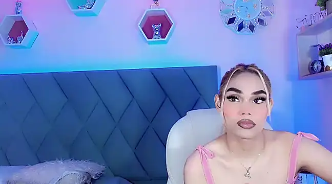 Snapshot of Hallyhott chatting on December 2, 6:43 pm Hallyhott online show from December 2, 6:43 pm