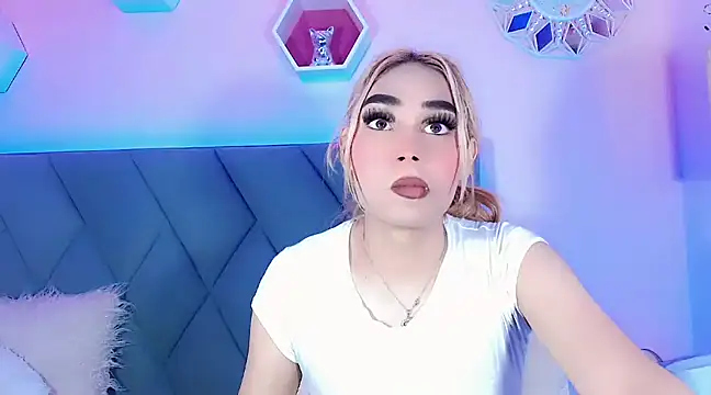 Snapshot of Hallyhott chatting on December 3, 12:38 pm Hallyhott online show from December 3, 12:38 pm