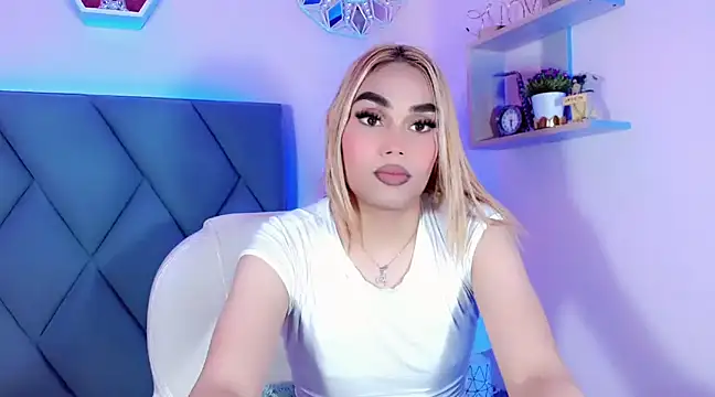 Snapshot of Hallyhott chatting on December 3, 6:49 pm Hallyhott online show from December 3, 6:49 pm