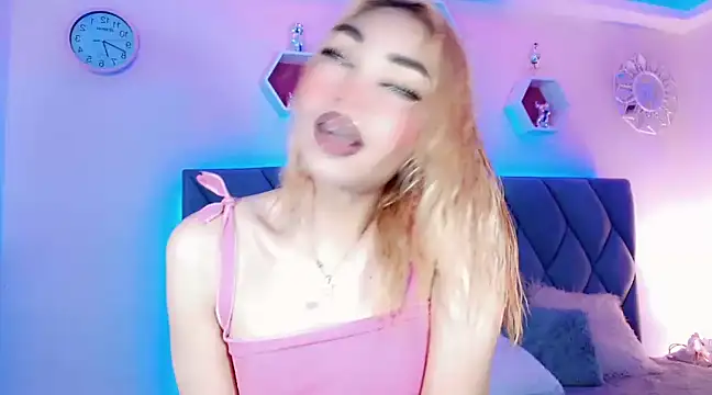 Snapshot of Hallyhott chatting on December 7, 12:35 pm Hallyhott online show from December 7, 12:35 pm