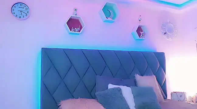 Snapshot of Hallyhott chatting on December 8, 12:41 pm Hallyhott online show from December 8, 12:41 pm