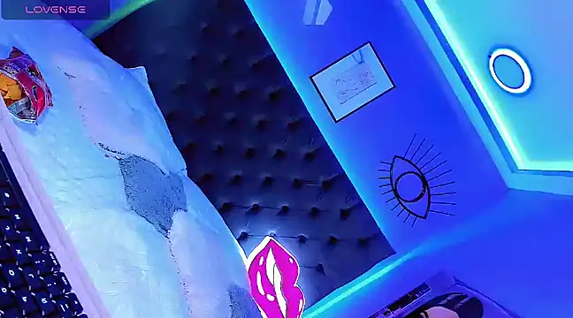 Snapshot of Hallyhott chatting on December 16, 5:27 am Hallyhott online show from December 16, 5:27 am