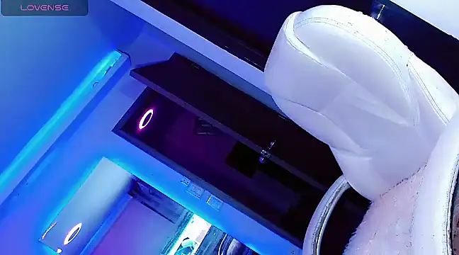 Snapshot of Hallyhott chatting on December 18, 9:14 am Hallyhott online show from December 18, 9:14 am