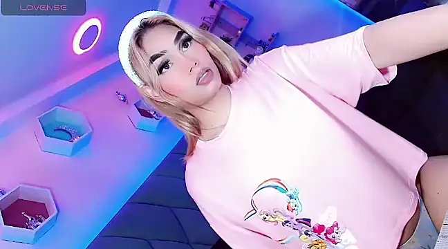 Snapshot of Hallyhott chatting on December 19, 4:02 pm Hallyhott online show from December 19, 4:02 pm