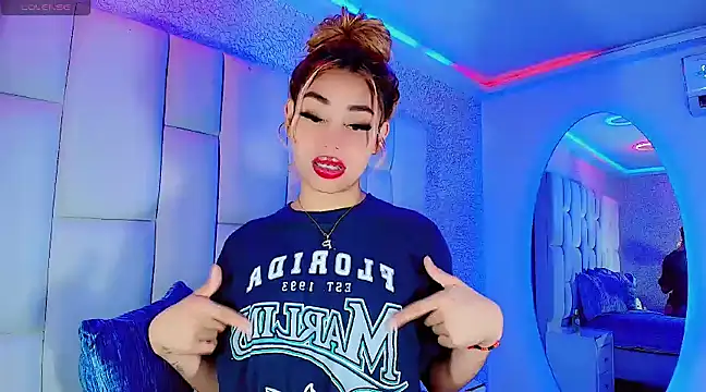 Snapshot of Hallyhott chatting on March 10, 4:49 am Hallyhott online show from March 10, 4:49 am