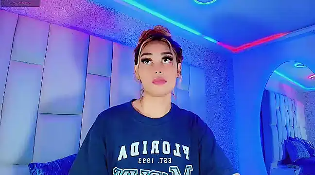 Snapshot of Hallyhott chatting on March 10, 10:59 am Hallyhott online show from March 10, 10:59 am